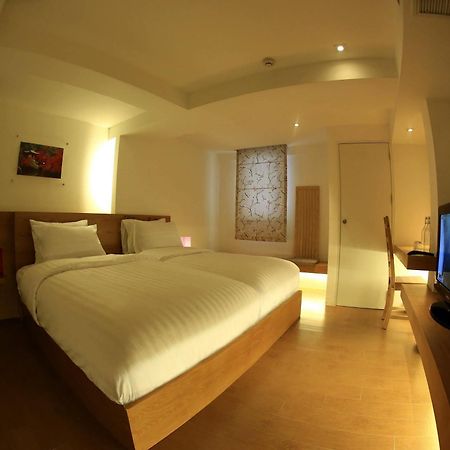 Bed and Breakfast Silom One Бангкок Экстерьер фото